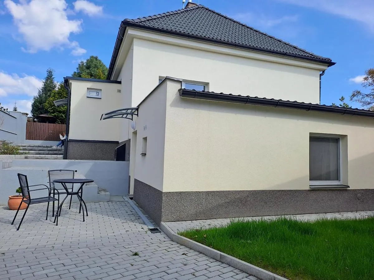 Apartmanovy Dum Se Zahradou V Klidne Casti Prahy Prag Tschechische Republik