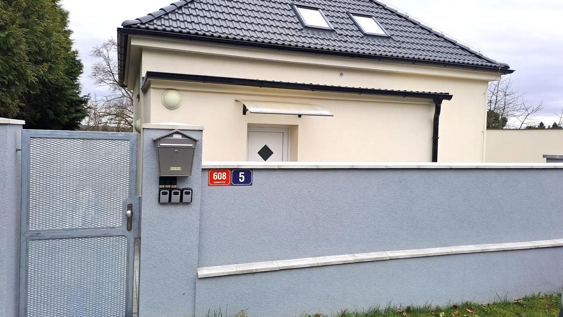 Apartmanovy Dum Se Zahradou V Klidne Casti Prahy Prag Tschechische Republik
