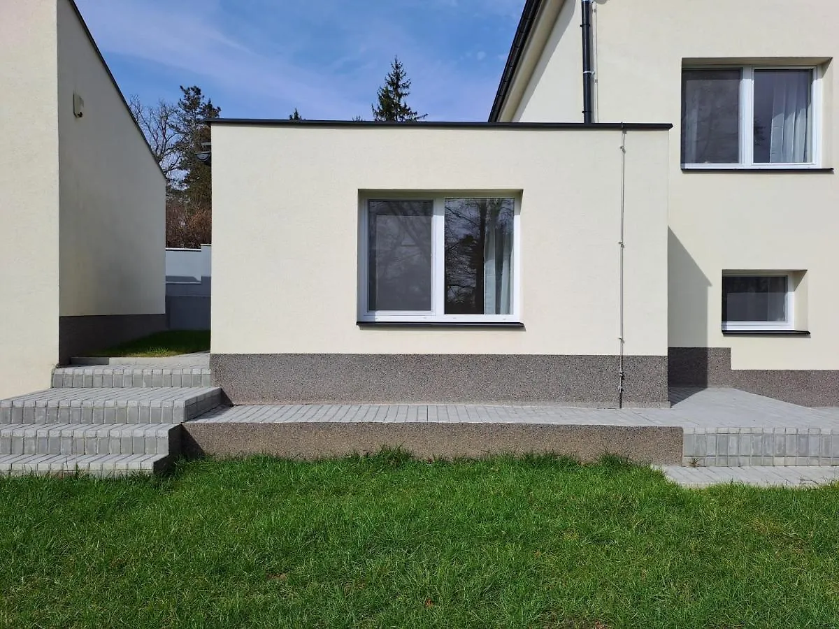 Apartmanovy Dum Se Zahradou V Klidne Casti Prahy Прага 0*,