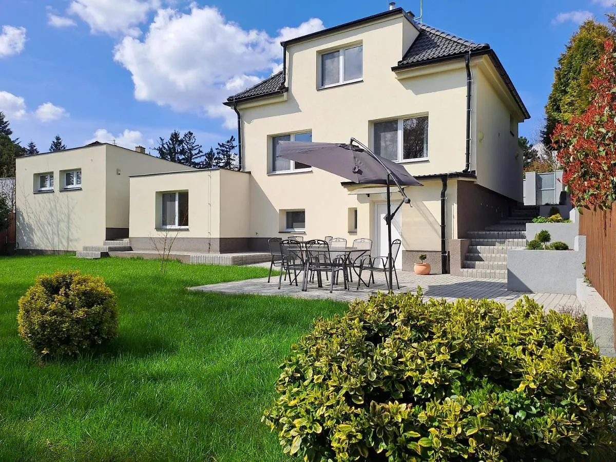 Apartmanovy Dum Se Zahradou V Klidne Casti Prahy Прага