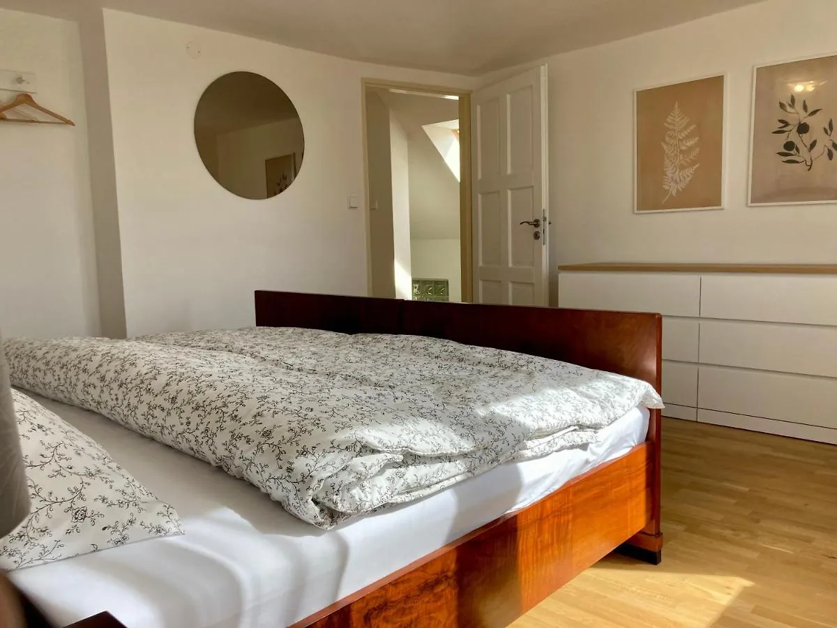 Apartmanovy Dum Se Zahradou V Klidne Casti Prahy Прага